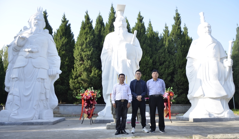 广东肇庆市邓氏宗亲邓嘉浩回故里邓州拜谒先祖