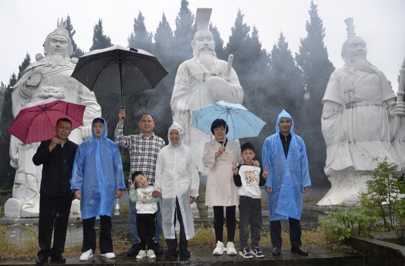 广西南宁邓政太携家人回邓州探亲谒祖
