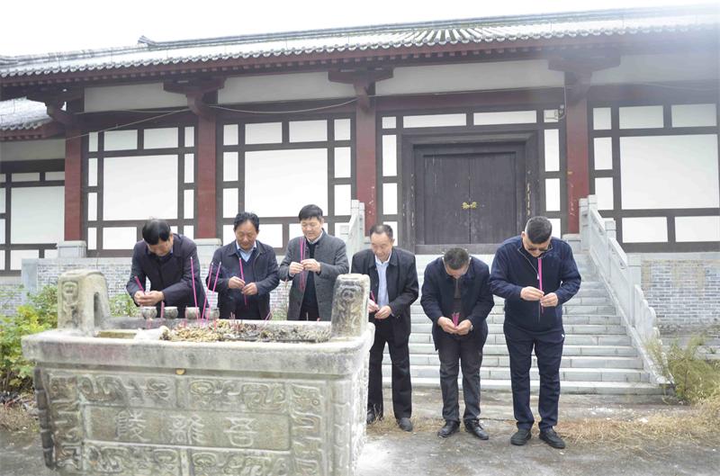 <strong>新野县卧龙区邓新和宗亲一行回邓州祭祖联谊</strong>